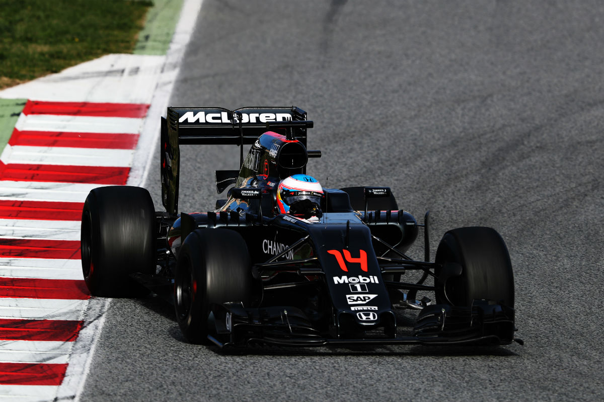 Alonso entra cruzado a una curva en Montmeló. (Getty)