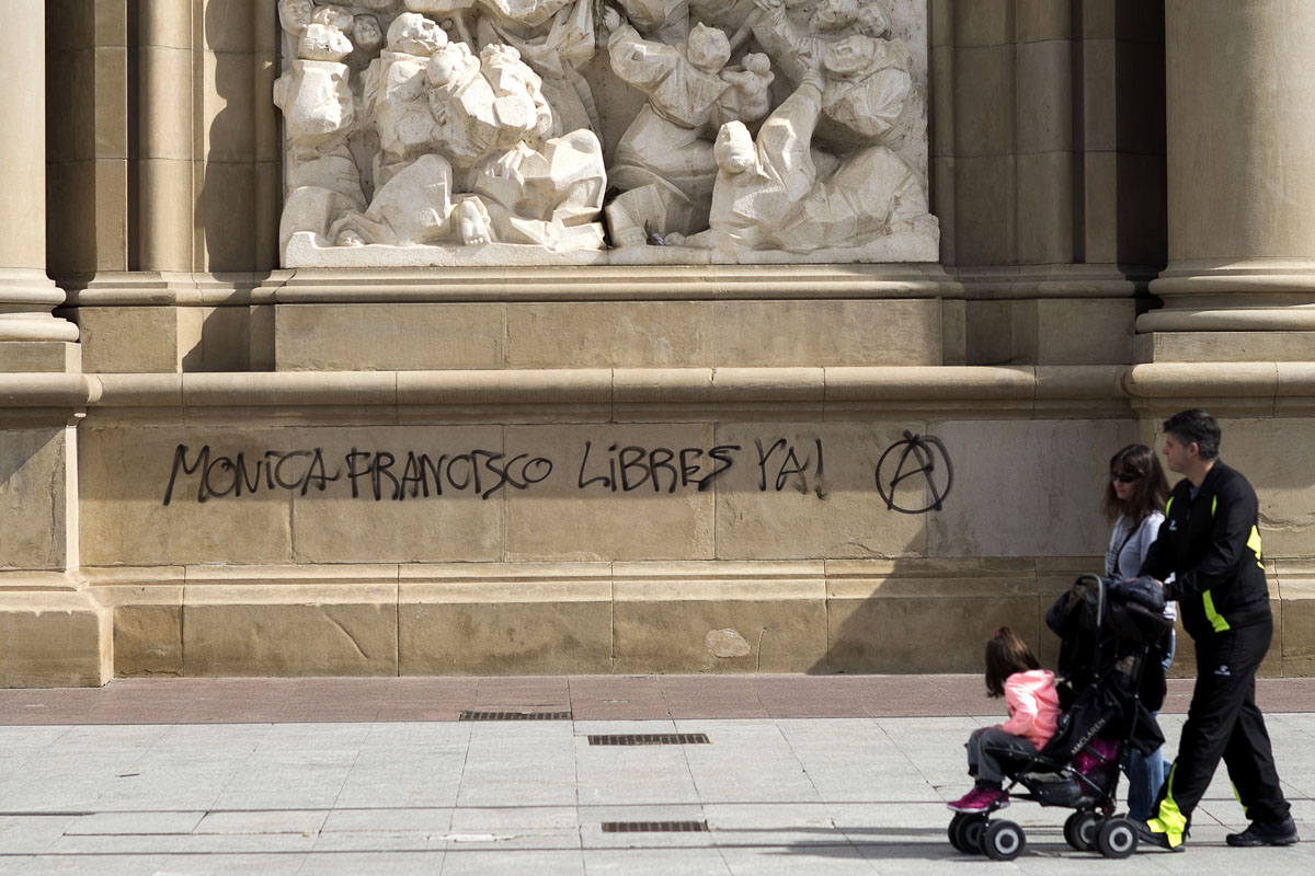 Pintadas en la Basílica del Pilar pidiendo la libertad de los anarquistas. (Foto: EFE)