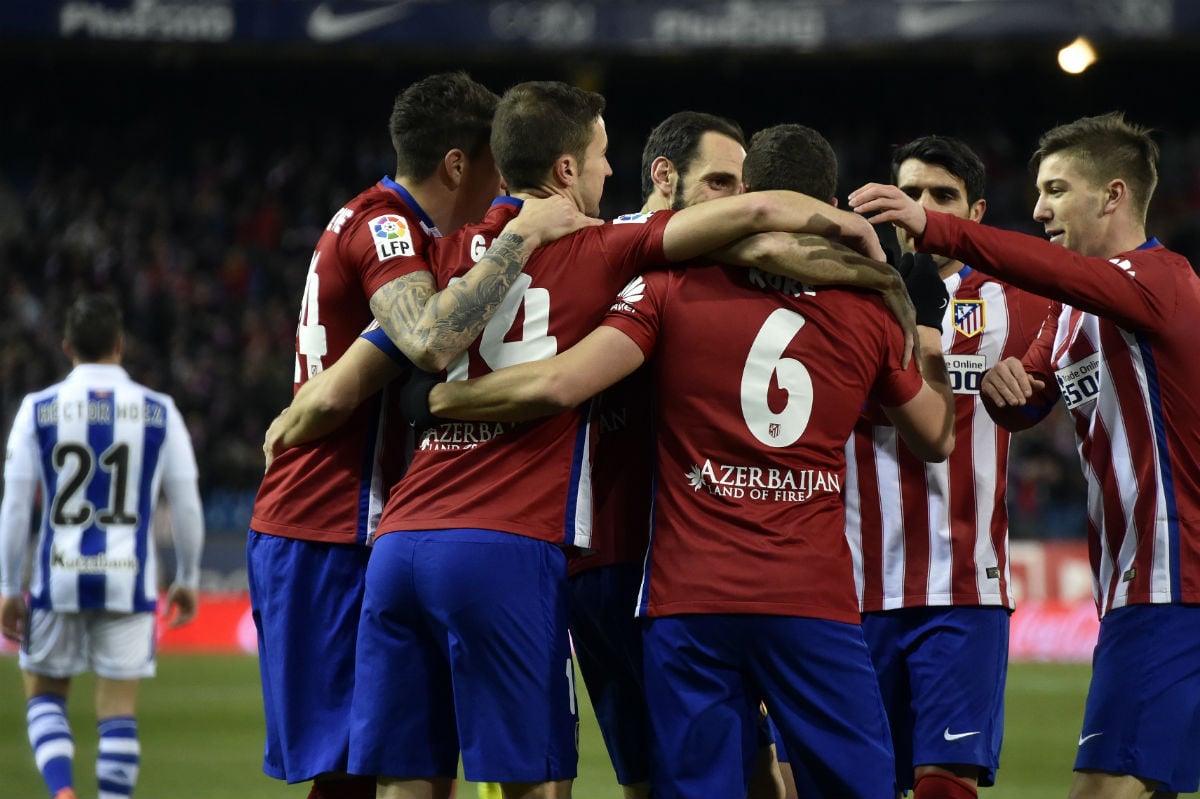 Los jugadores del Atlético celebran el primer gol contra la Real Sociedad. (AFP)