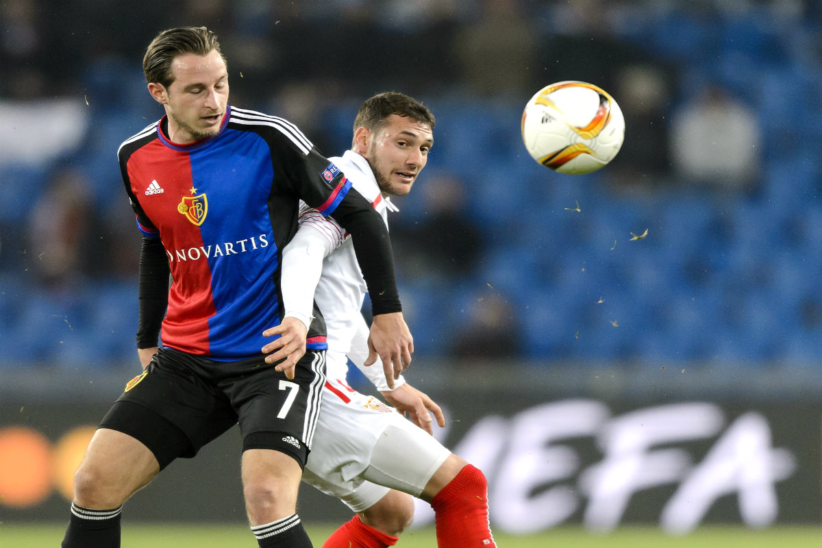 Zuffi y Cristóforo pelean por un balón durante el partido. (AFP)