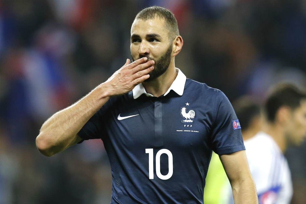 Benzema lanza un beso a la afición en un partido de Francia. (AFP)