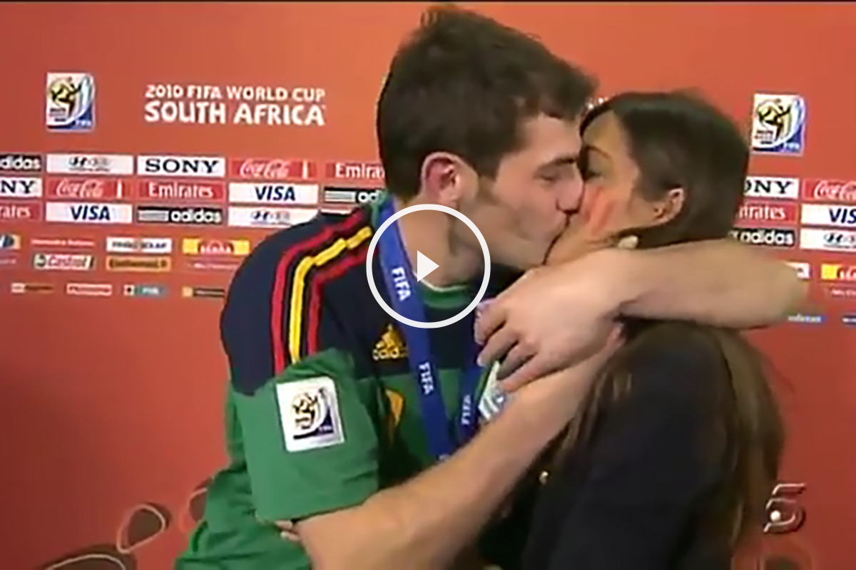 Iker Casillas besa a Sara Carbonero durante una entrevista en el Mundial 2010.