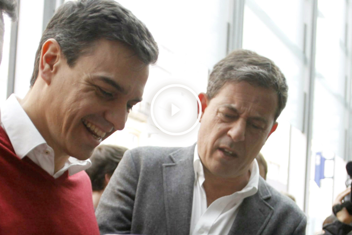 Pedro Sánchez y José Ramón Gómez Besteiro, el pasado jueves en La Coruña. (EFE)