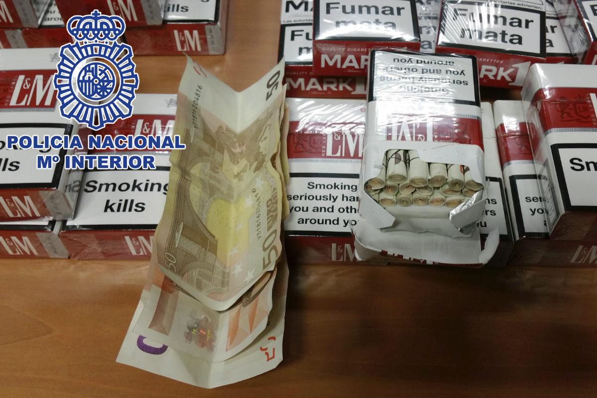Los detenidos intentaban pasar 200.000 euros, en billetes de 50 y 500, como si fuera tabaco. (Foto: Policia Nacional)