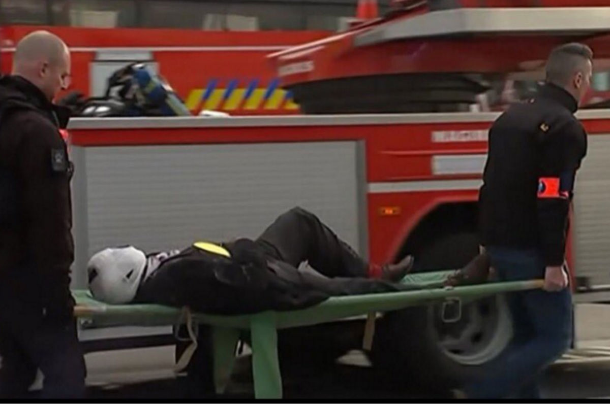 Bomberos socorren a un herido tras los atentados en Bruselas. (Foto: @myrevolutionrus)