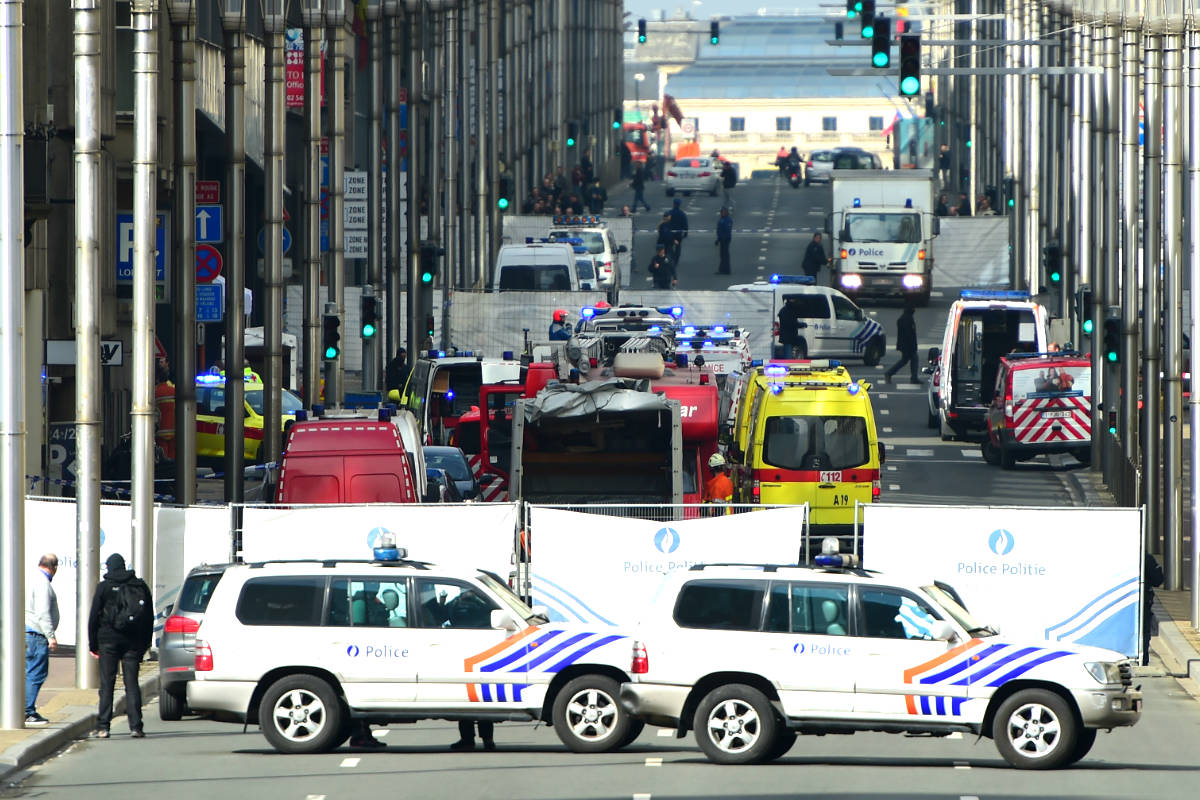 Coches de policía y ambulancias en el lugar del atentado (Foto: AFP).