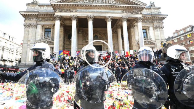 Bruselas: cientos de ciudadanos homenajean a las víctimas pese a suspenderse la manifestación