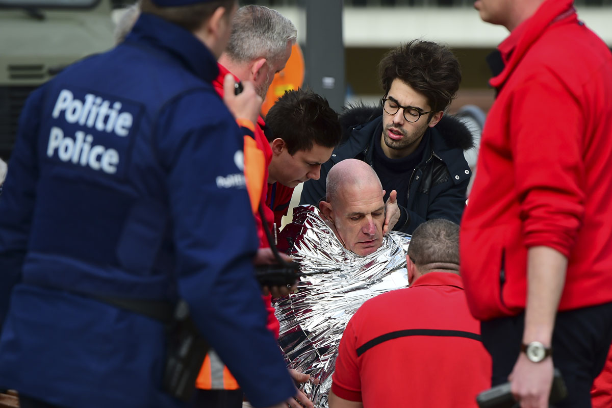 Un herido es auxiliado en el exterior de la estación de metro de Maelbeek. (Foto: AFP)