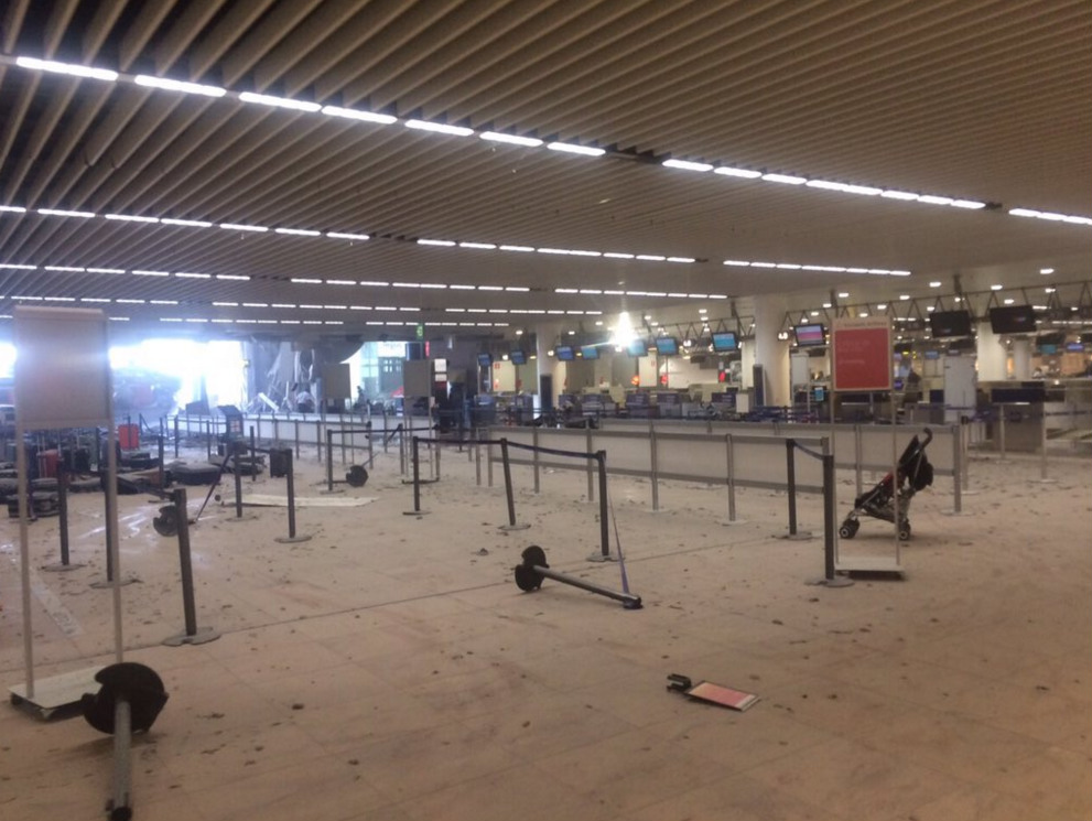 El interior del aeropuerto totalmente destruído