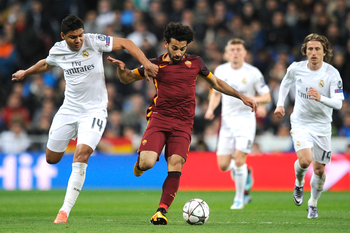 Casemiro disputa un balón con Salah en el partido ante la Roma. (Getty)