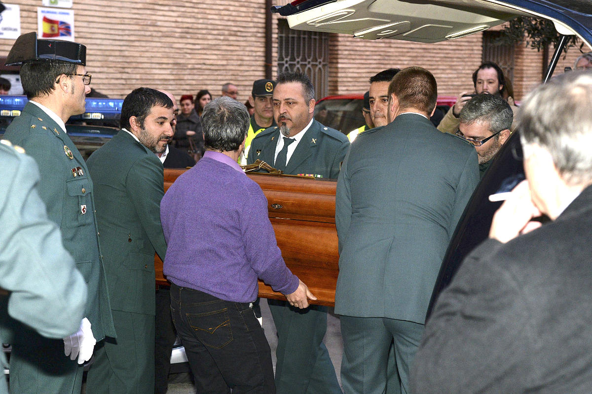 El féretro del guardia civil muerto a su llegada al Ayuntamiento de Barbastro (Foto: Efe).