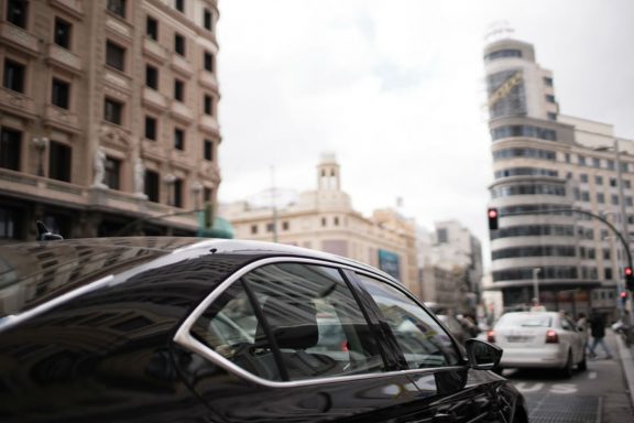 Coche de Uber circulando por la Gran Vía de Madrid.
