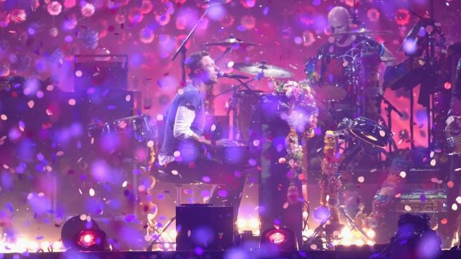 Chris Martin cantando en el piano (Getty)