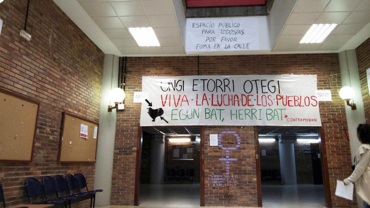 Imagen de la Facultad de Políticas de la Complutense donde han colgado el cartel de bienvenida a Otegi. (Foto: APM)