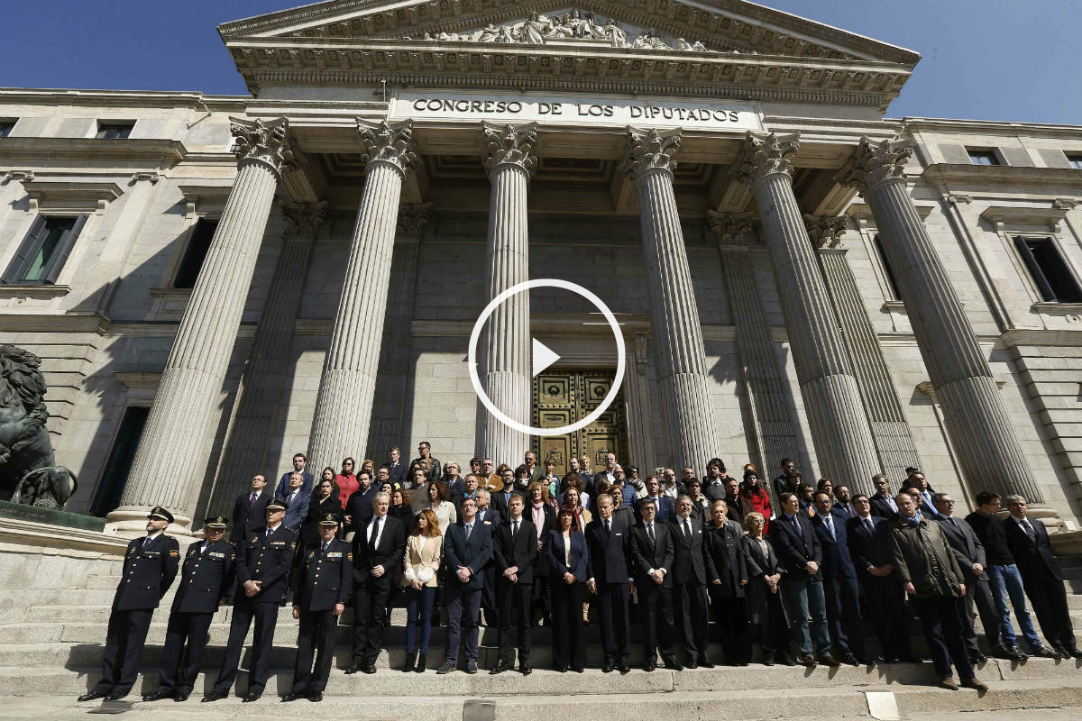 Minuto de silencio por las víctimas del atentados de Bruselas en la fachada del Congreso (Foto:EFE)