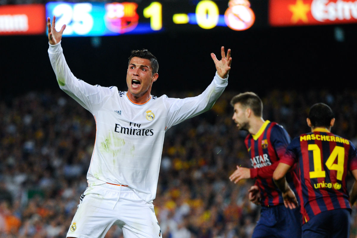 Cristiano Ronaldo protesta en el Camp Nou. (Getty)