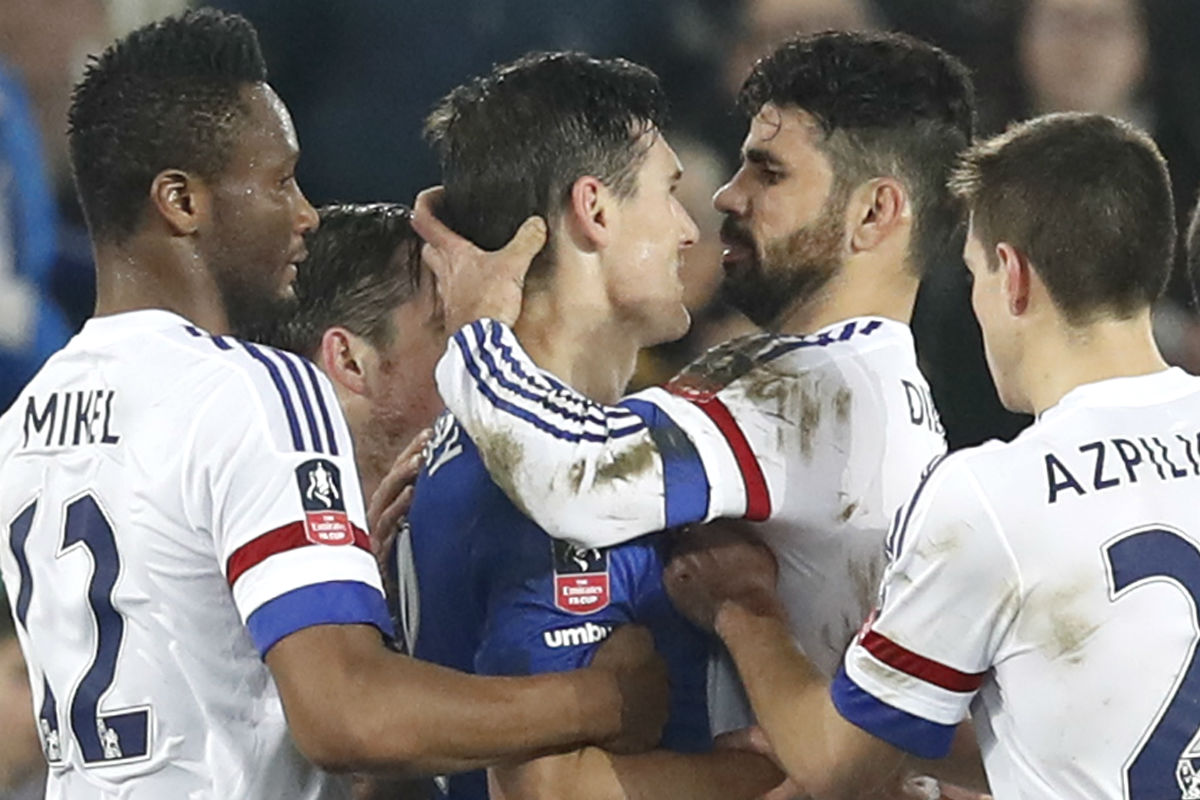 Diego Costa coge del cuello a Barry en el partido ante el Everton. (Reuters)