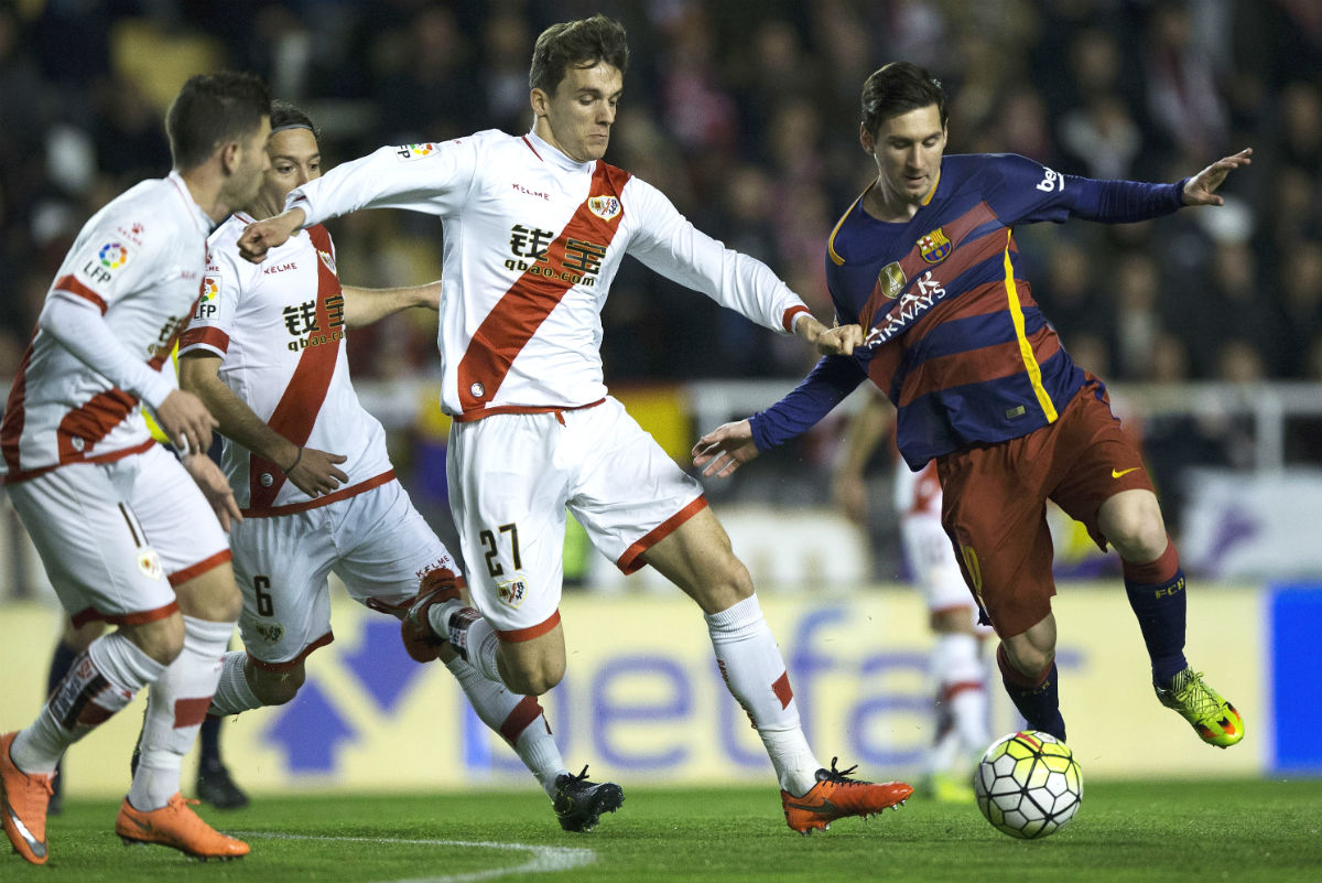 Diego Llorente disputa un balón con Leo Messi en el Rayo-Barcelona. (Getty)