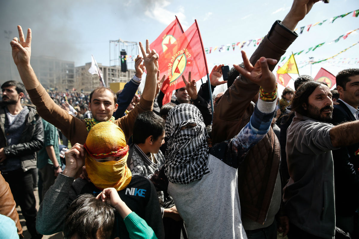 Ciudadanos kurdos, durante la reciente celebración del reivindicativo año nuevo en Diyarbakir. (Getty)