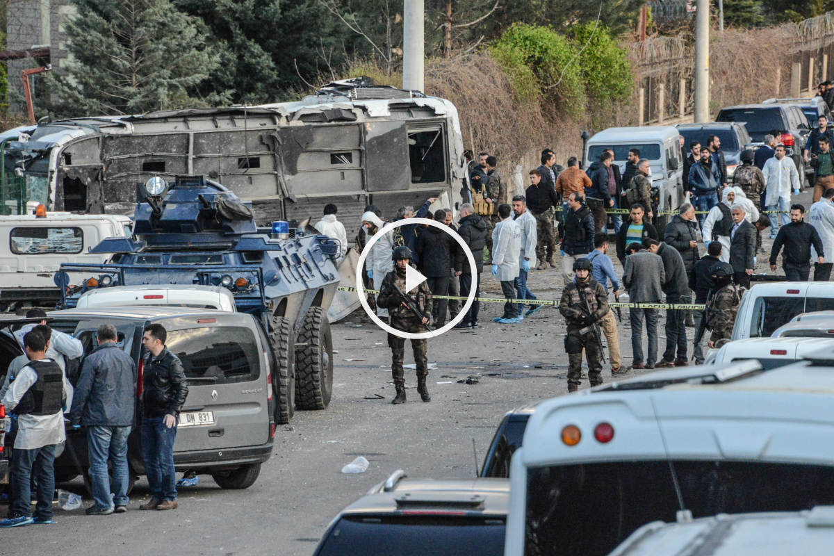 Policías y militares turcos en el lugar del atentado en Diyarbakir. (Reuters)