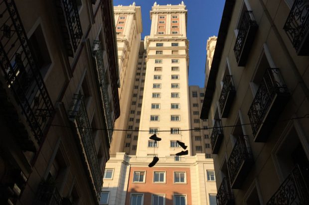 Vista del Edificio España desde la Calle de los Dos Amigos.