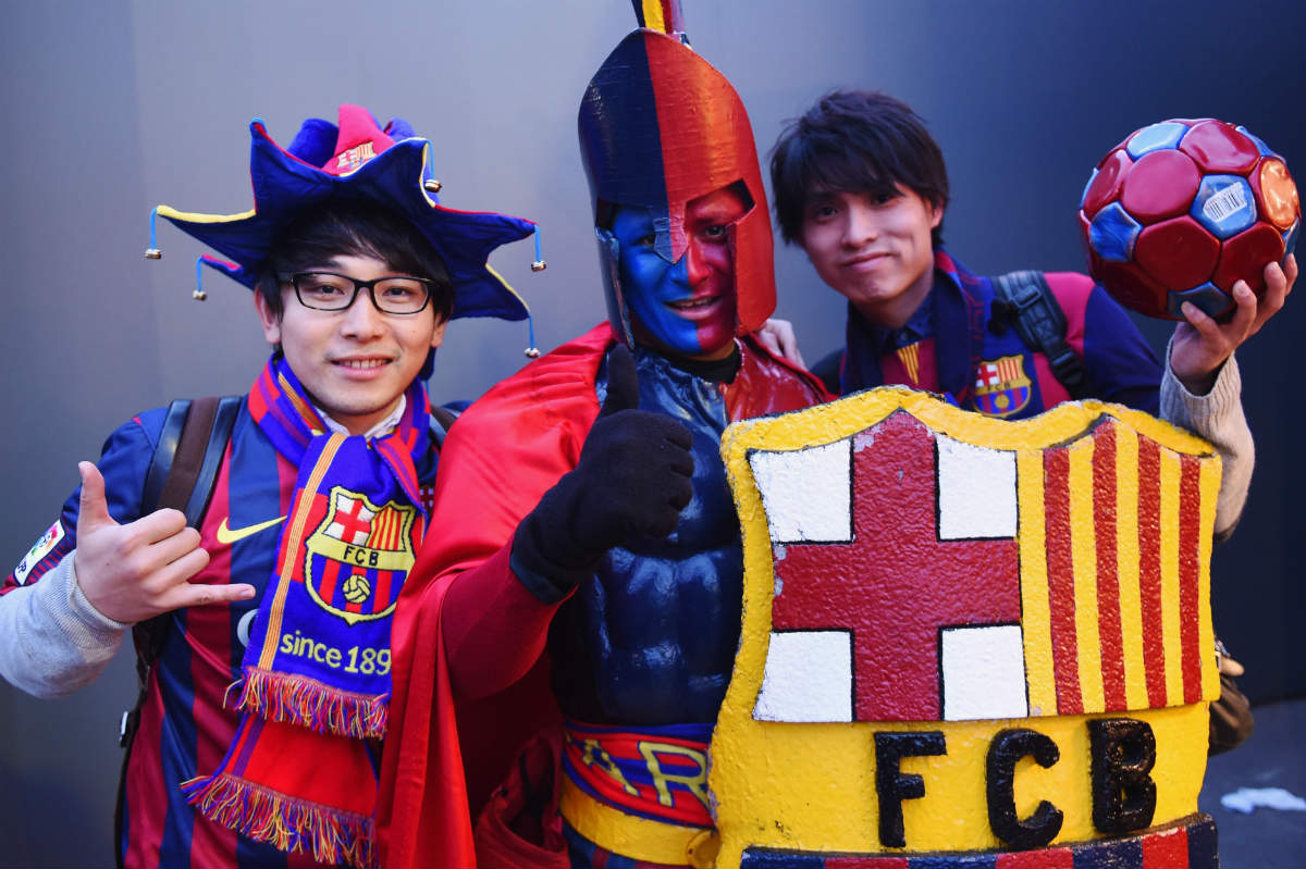 Fans asiáticos en el Camp Nou. (Getty)