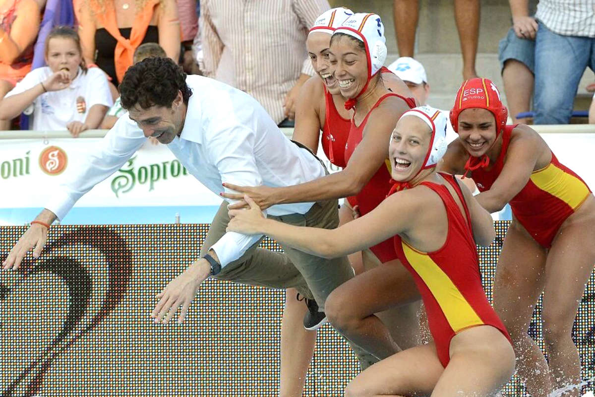 Las chicas de Miki Oca celebra la clasificación a los Juegos de Río tirándose a la piscina junto al técnico. (Twitter: LaLiga4Sports)