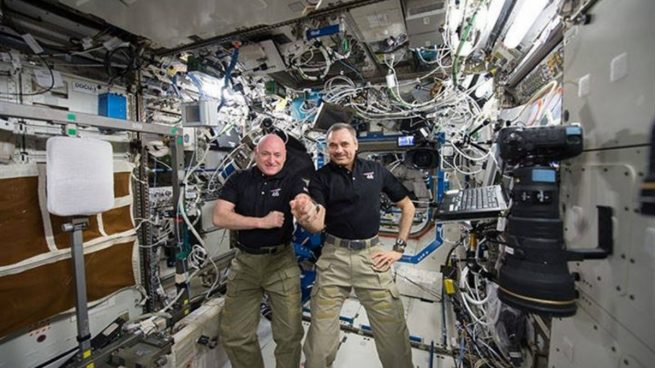 Los astronautas Kelly y Kornienko regresan a la Tierra, después de pasar un año en la Estación Espacial Internacional