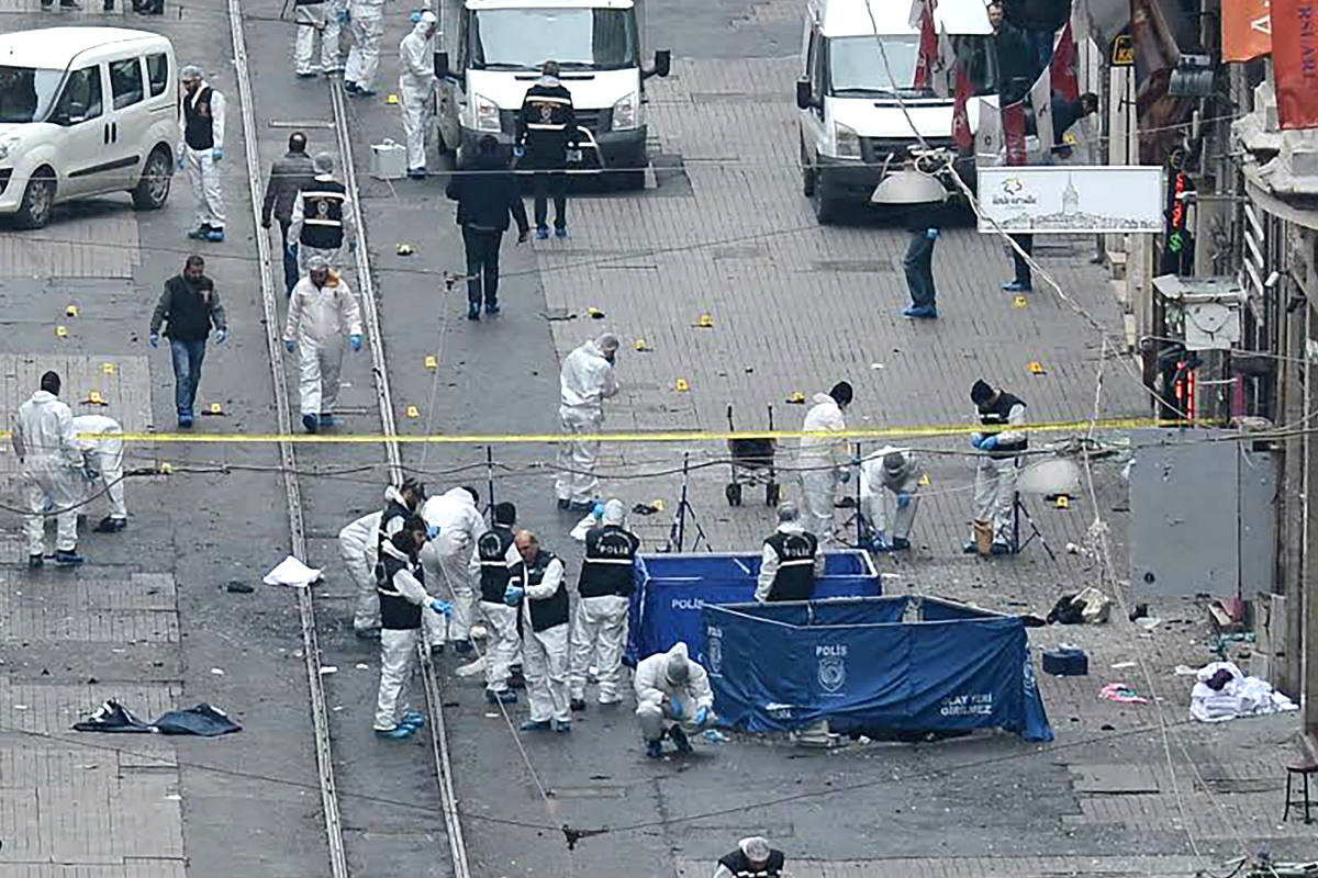 Equipos de emergencias en el lugar del atentado (Foto: AFP).