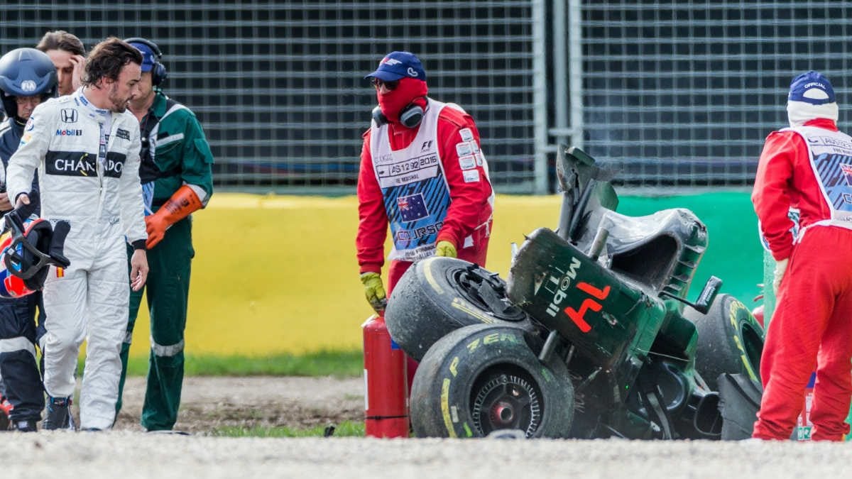 Fernando Alonso mira su coche tras el accidente. (Getty)