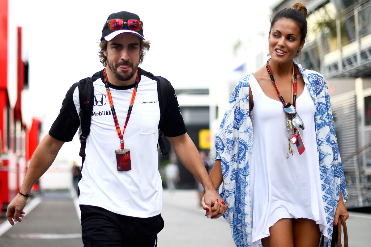 Fernando Alonso pasea por el ‘paddock’ con Lara Álvarez. (Getty)