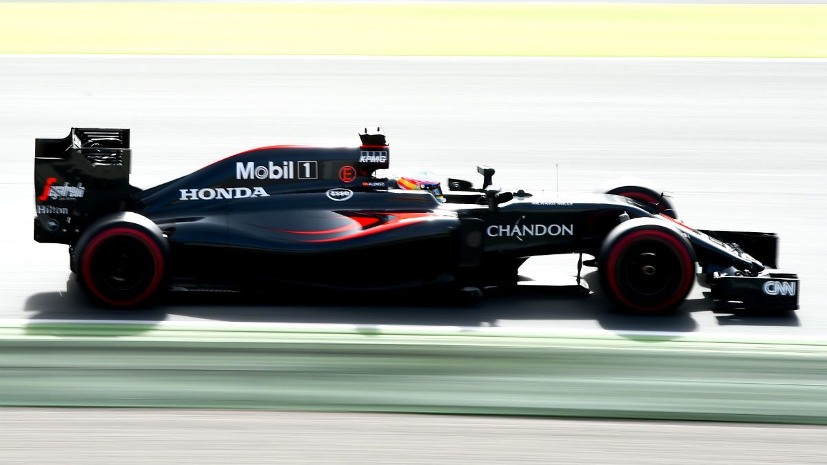 Fernando Alonso, con el McLaren en uno de los test de Montmeló. (Getty)