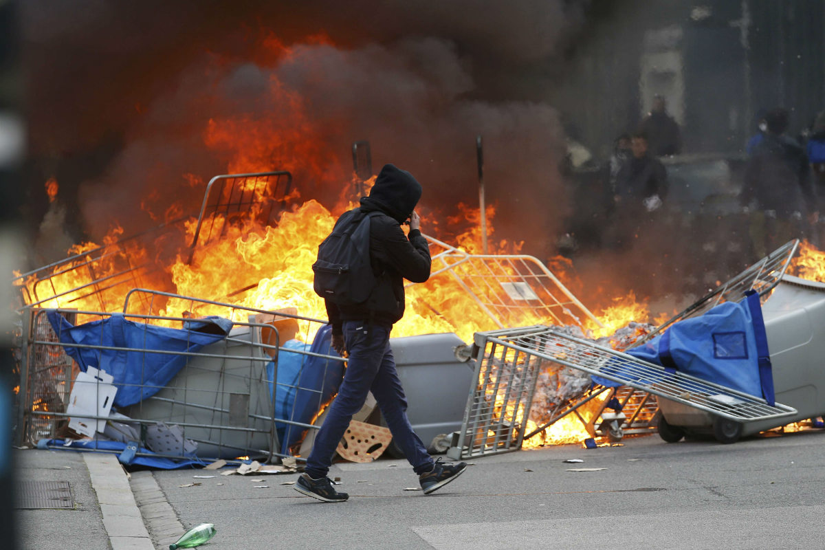 Disturbios en Nantes durante las manifestaciones contra la reforma laboral de Hollande. (Reuters)