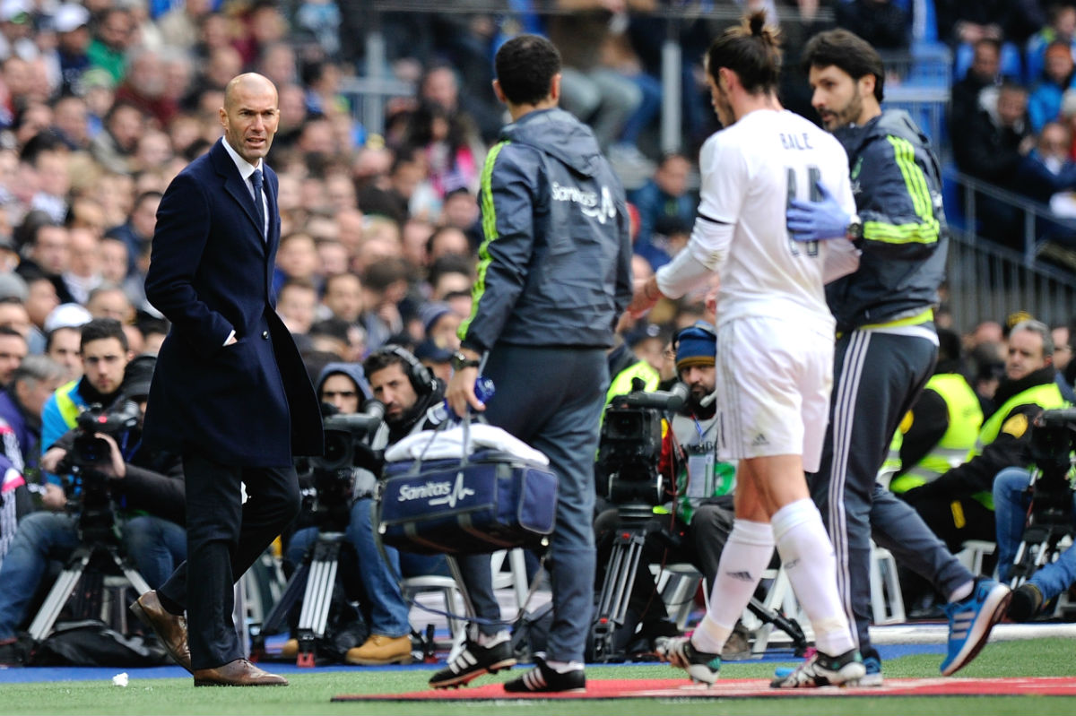 Bale se retira lesionado ante la mirada de Zidane. (Getty)