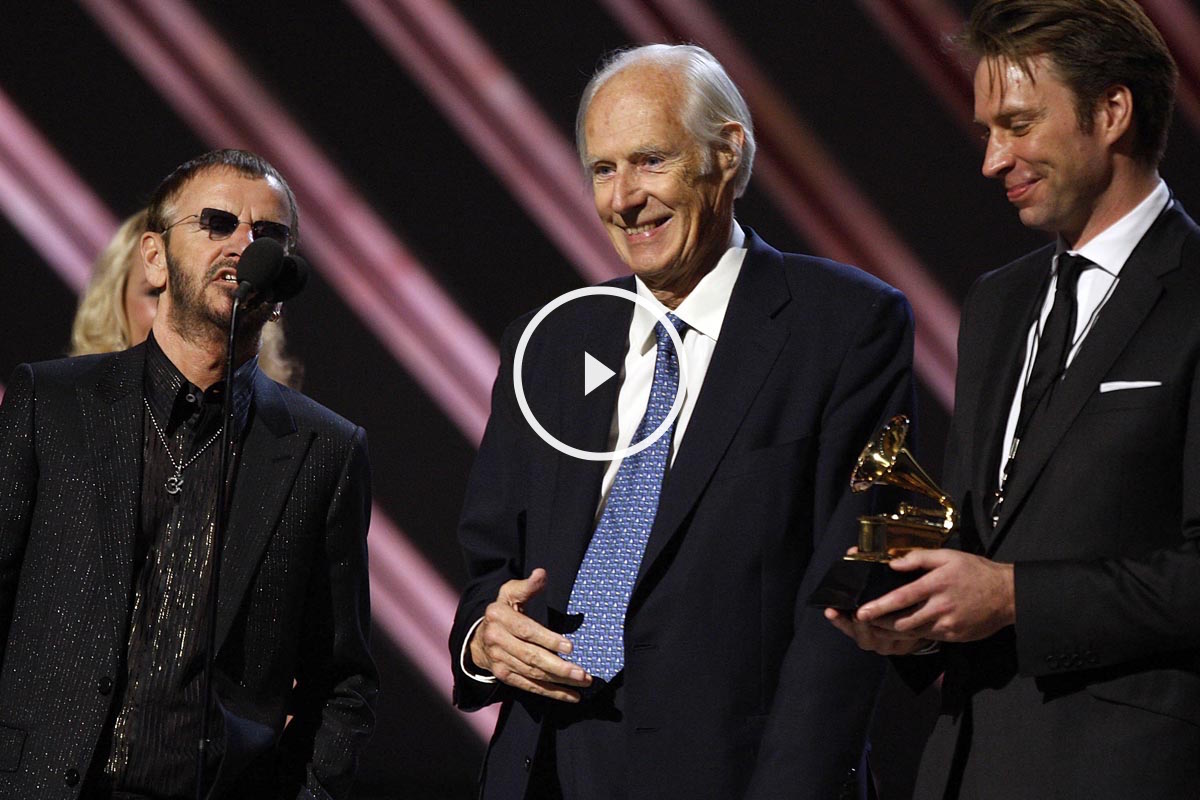 George Martin, centro, junto a Ringo Starr (izquierda) durante la entrega de los Grammy. (Foto: Getty)