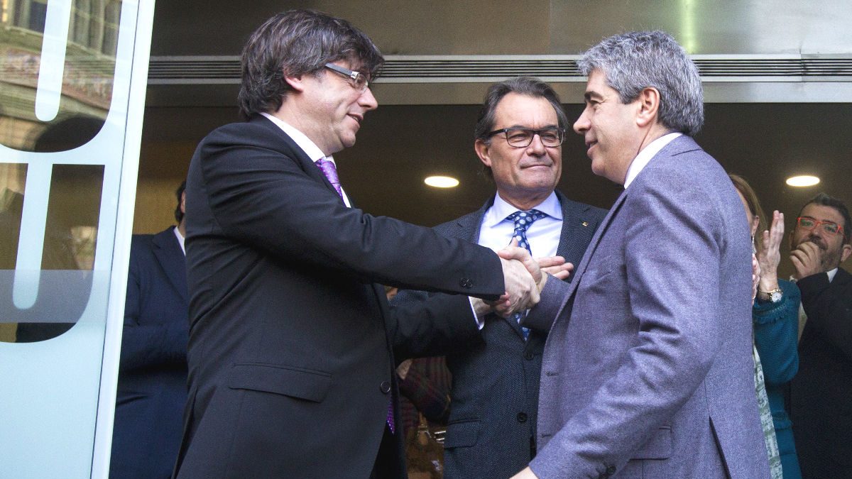 Francesc Homs (d), saluda al presidente catalán, Carles Puigdemont (i), y el ex presidente Artur Mas, tras declarar ante el TSJ de Cataluña por el 9N. (EFE)