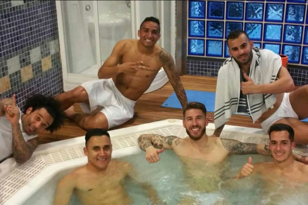 Los jugadores del Real Madrid celebraron la clasificación en el jacuzzi. (Twitter)