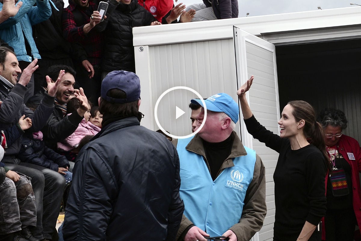 La actriz americana Angelina Jolie durante su visita a un campo de refugiados sirios en Grecia. (Afp)