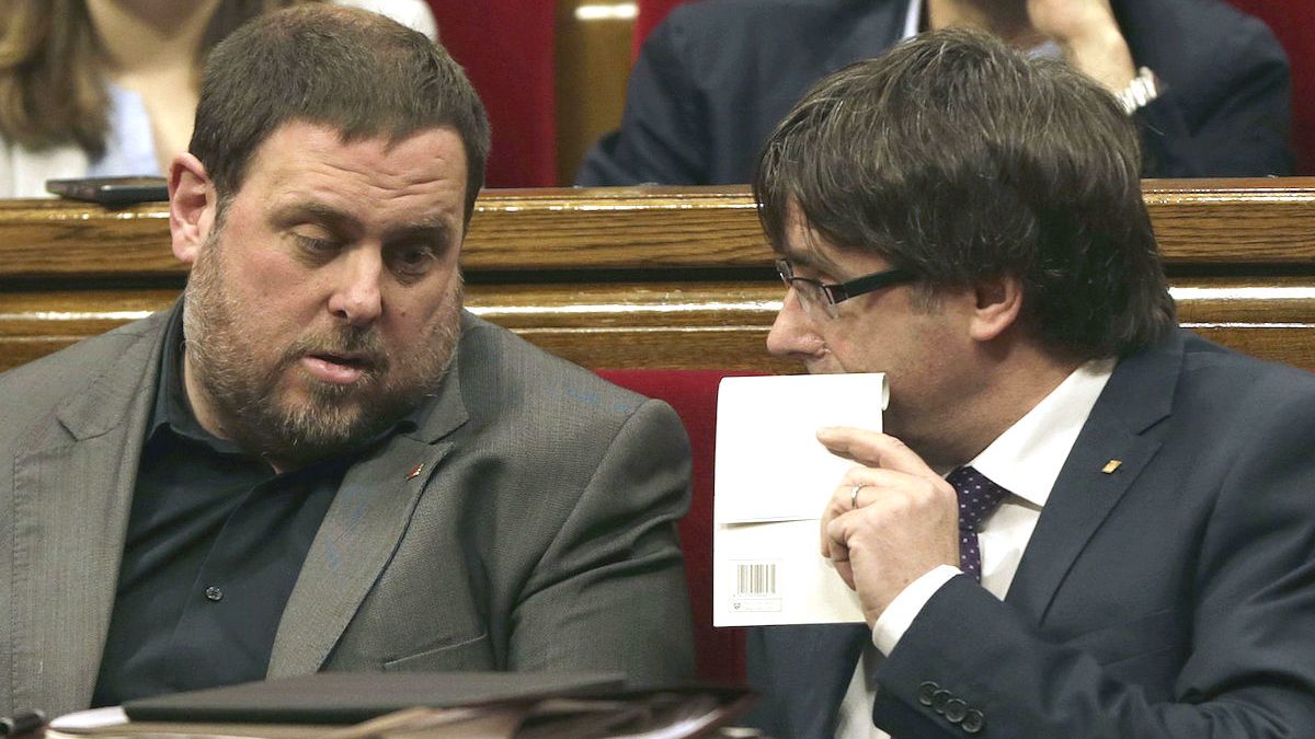 Oriol Junqueras y Carles Puigdemont, en el Parlamento catalán. (Foto: EFE)