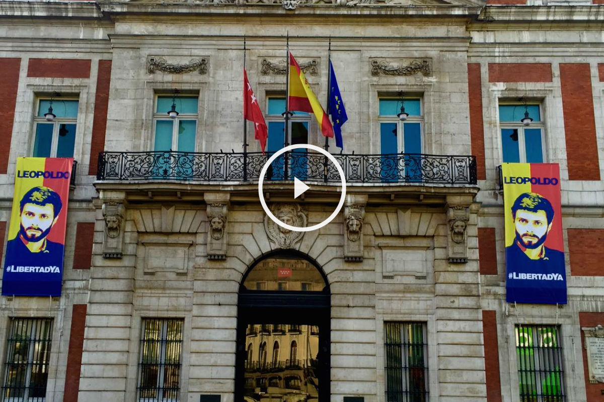 Imagen del cartel colgado por el Gobierno de la Comunidad de Madrid en apoyo al político venezolano Leopoldo López.