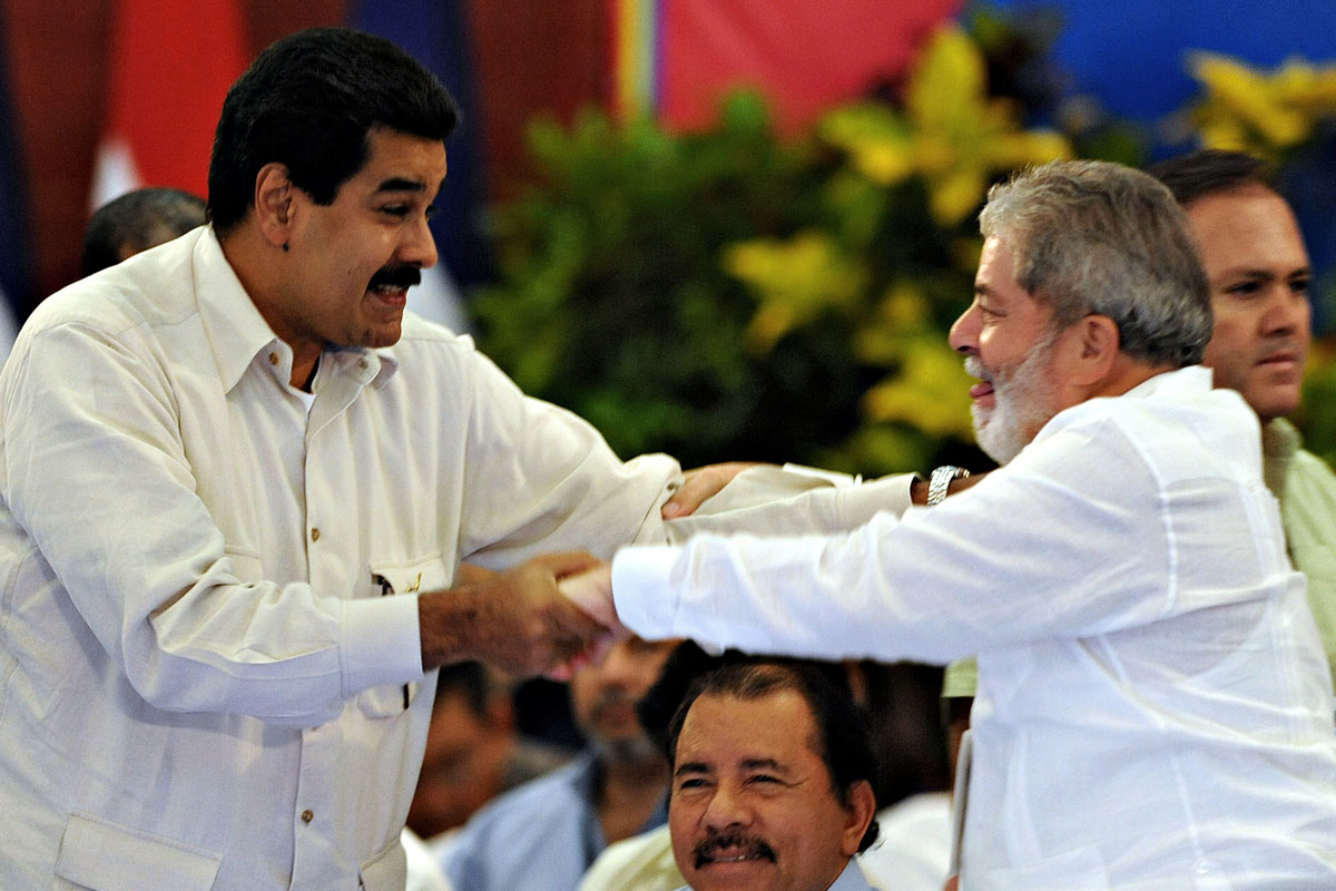 Maduro y Lula se saludan efusivamente en 2011. (Foto: AFP)