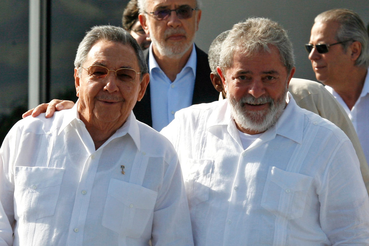 Raúl Castro junto a Lula da Silva en 2011. (Foto: AFP)