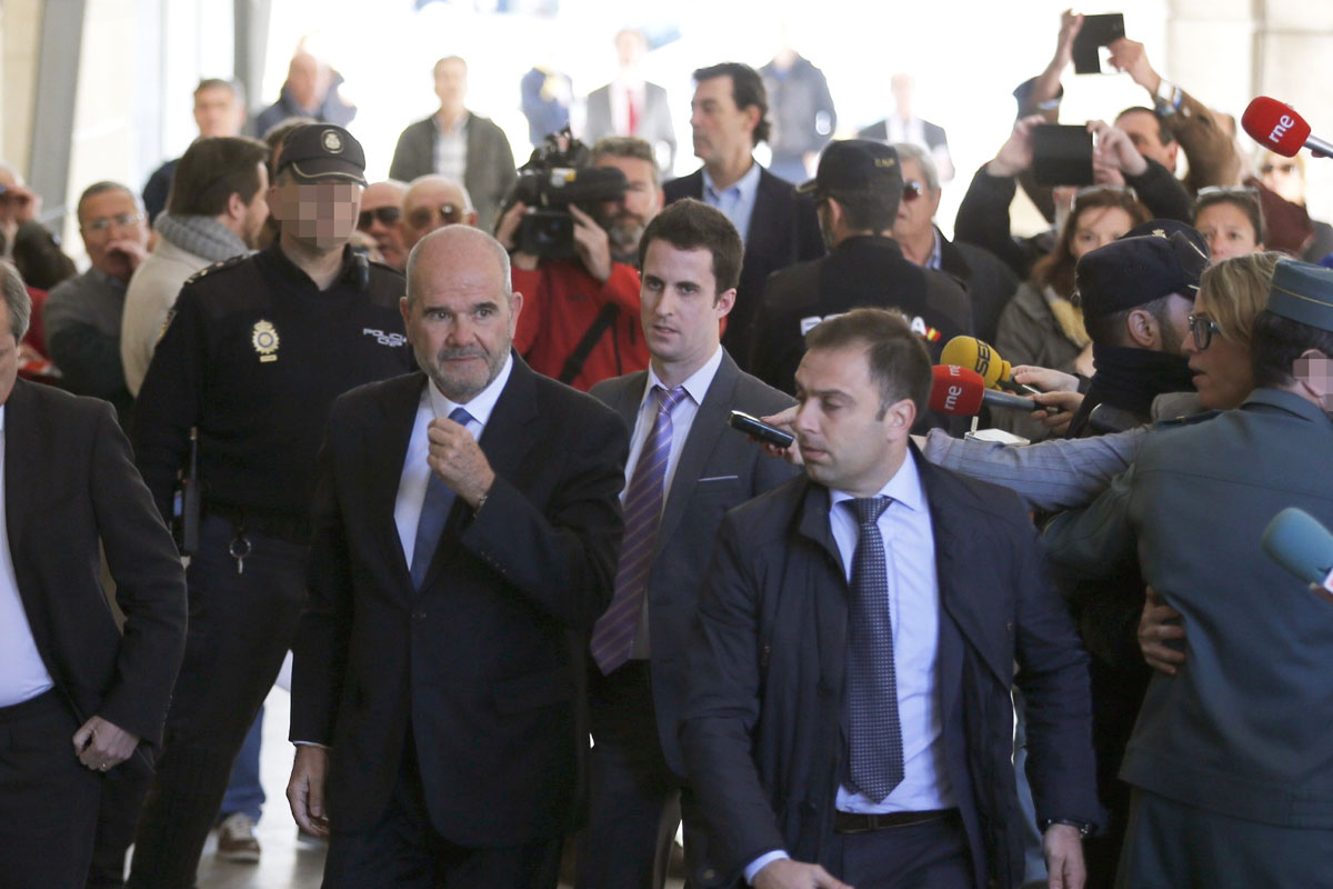 Manuel Chaves a su llegada al juzgado. (Foto: EFE)