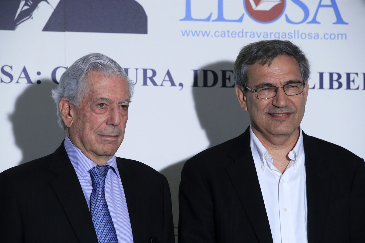 Mario Vargas Llosa y Orham Pamuk. (Foto: EFE)