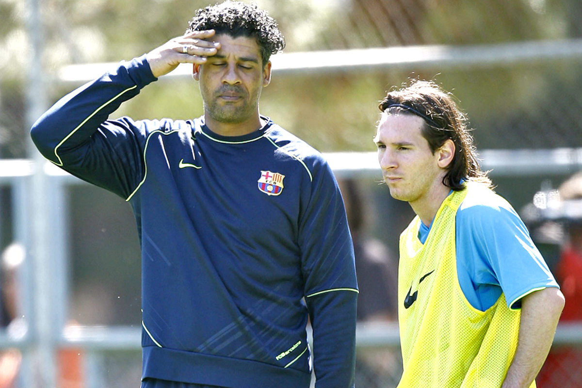 Messi y Rijkaard durante un entrenamiento con el Barcelona en 2008. (AFP)