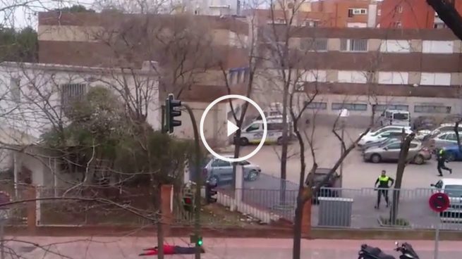 Detienen a un hombre en Madrid que paseaba frente a una comisaría con un rifle de asalto simulado