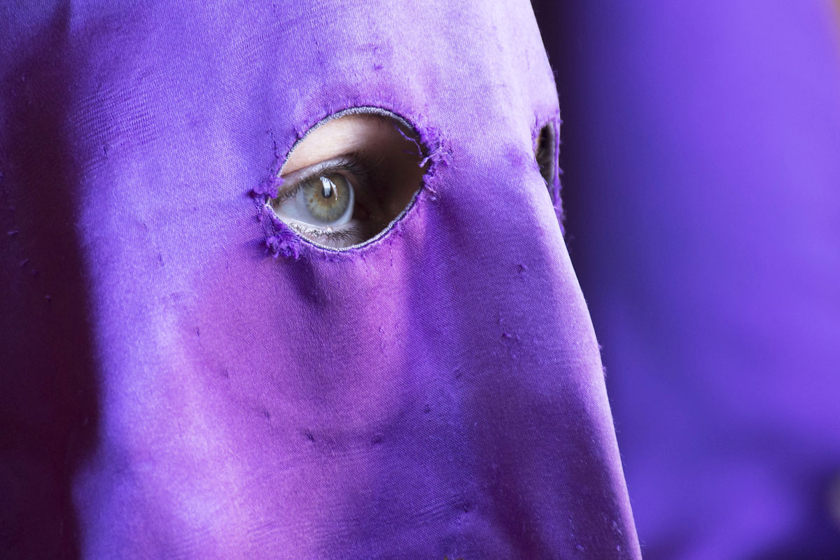 Un nazareno de Las Cigarreras a punto de salir de su templo para realizar su estación de penitencia del Jueves Santo de la Semana Santa de Sevilla. (Foto: EFE/Raúl Caro)