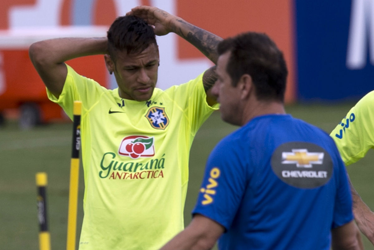 Neymar, en un entrenamiento con Brasil. (AFP)