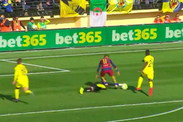 Asenjo toca claramente el balón.