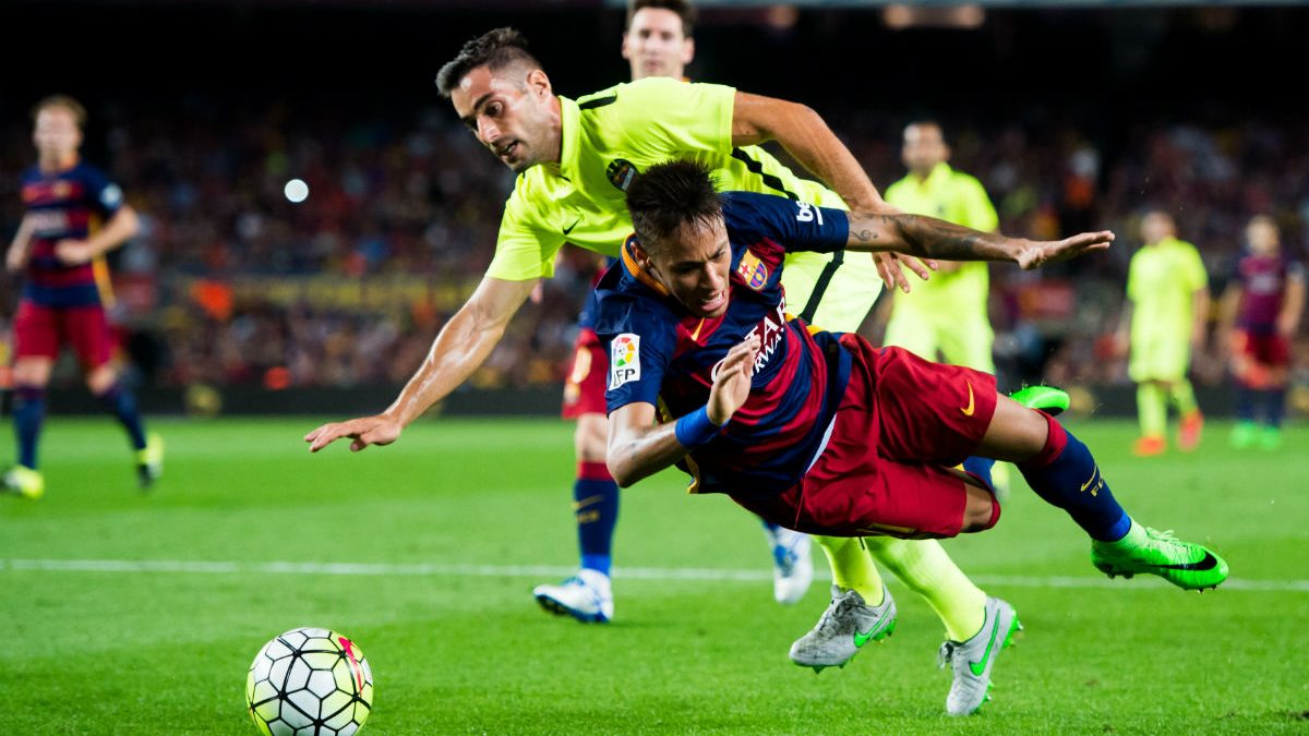 Neymar, en un penalti señalado al Barcelona esta temporada. (Getty)